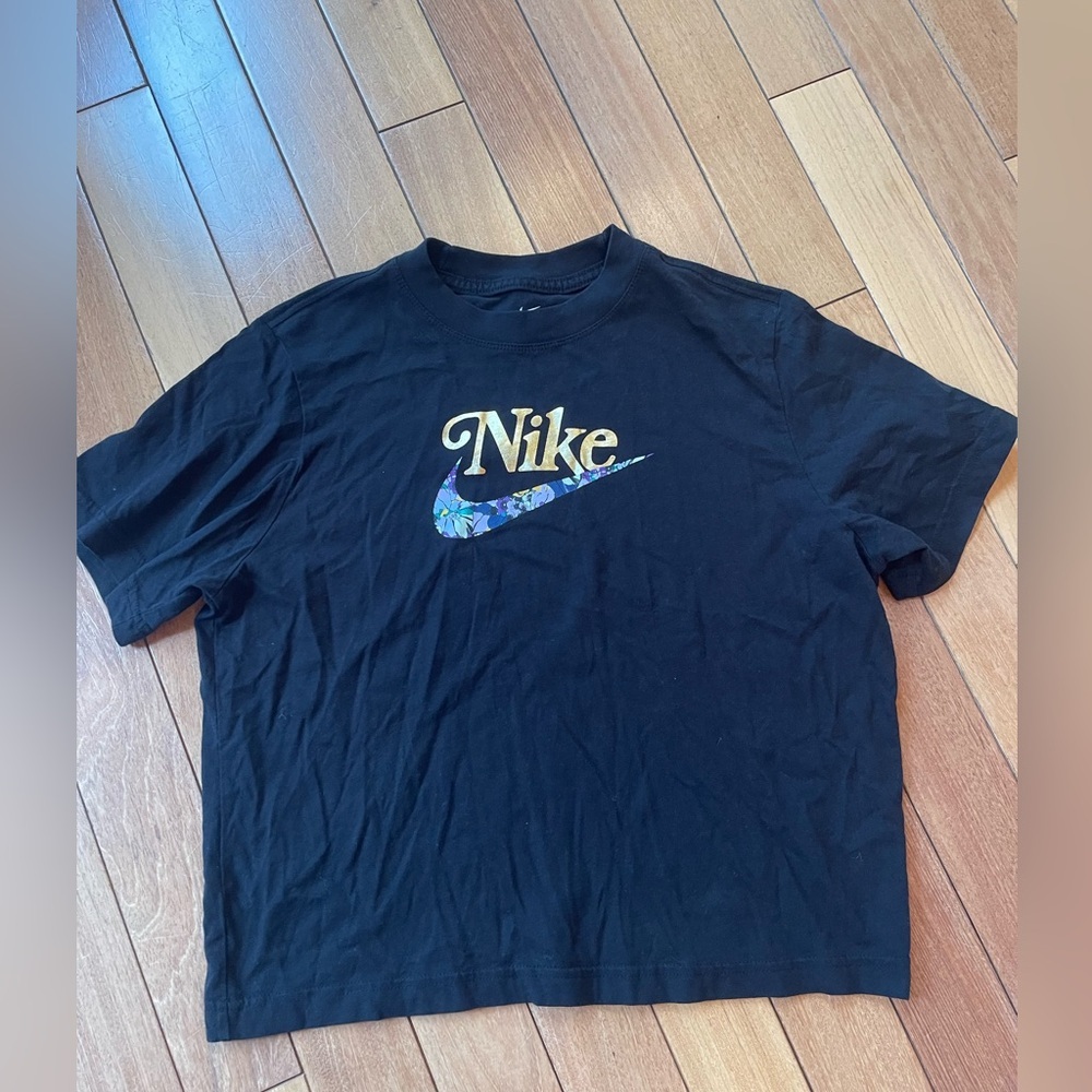 Girls XL Nike Sportswear T-shirt with a floral-patterned logo.